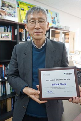 Sukbok Chang is listed as top highly cited scientists in the world by Clarivate Analytics. 사진